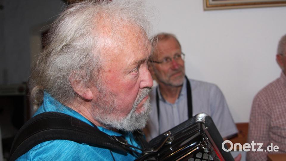 Der Waldsassener und ehemalige Porzellanmaler Walter Pilsak begleitete das Gesangsduo Marianne Helm und Carmen Pilsak mit dem Akkordeon. Bild: wro