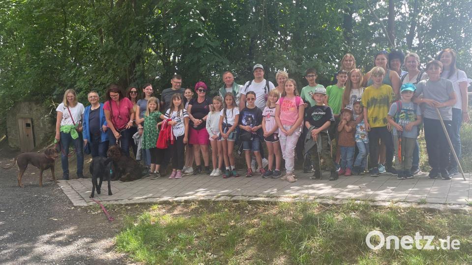 Eine gemeinsame Wanderung machte den Kindern wie den Erwachsenen viel Freude. Bild: gi