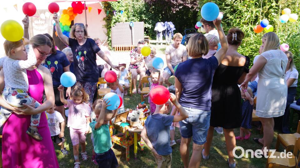 Freude und Konzentration: Beim Luftballontanz zeigen die Kleinen , was sie können. Bild: cog