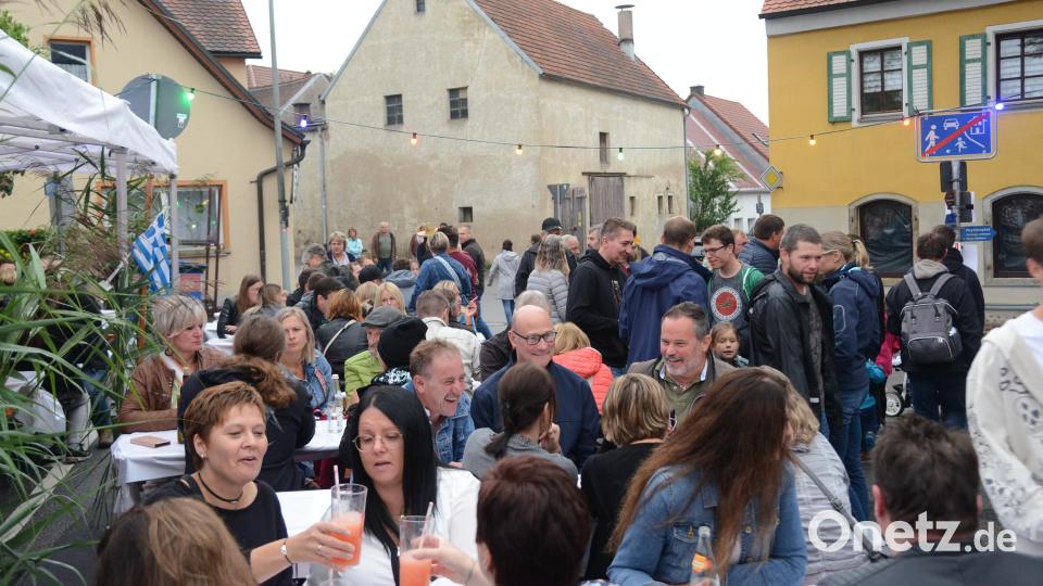 Nach Abklingen des Regens füllen sich auch die nicht überdachten Sitzplätze bei der Multi-Kulti-Nacht in Windeseile. Bild: bey