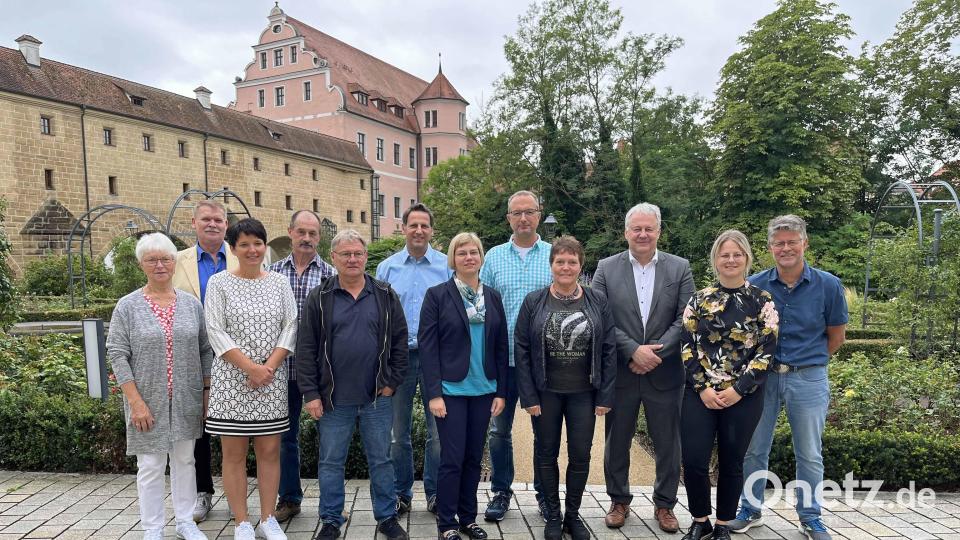 Gemeinsam sind sie seit 240 Jahren im öffentlichen Dienst beschäftigt. Von links Margarete Schuster, Lothar Demleitner, Silvia Gebhard, Alfons Beer, Hubert Saradeth, Matthias Birner, Petra Obermeier, Jürgen Schröther und Helga Schertl. Ihnen gratulieren Landrat Richard Reisinger, Sophie Aures für das Personalamt und Personalratsvorsitzender Erich Findl. Bild: Christine Hollederer