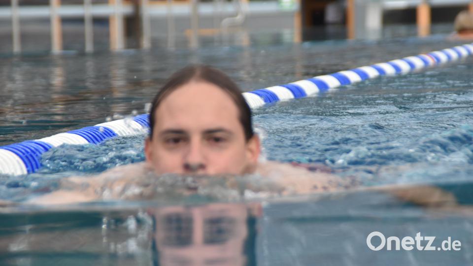 Florian Lang ist der Erste, der sich ins Wasser traute. Er schwimmt 112 Bahnen. Bild: hcz