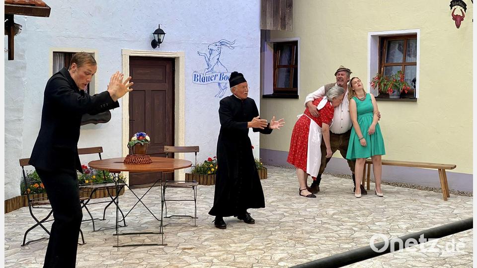 Szene aus dem Abschiedsstück. Von links die Schauspieler Michael Vogt, Reinhold Escherl, Barbara Söllner, Erwin Altmann und Katharina Dotzler. Bild: gri