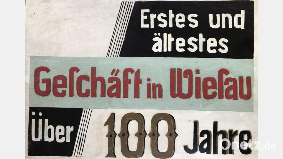 Rechtzeitig vor dem Abbruch des Hauses konnte die Tafel gerettet werden, die viele Jahrzehnte über den Regalen hing. Archivbild: wro