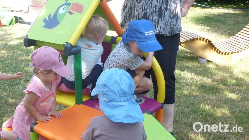 Die Kinder nehmen das neue Spielgerät sofort in Besitz. Bild: cog