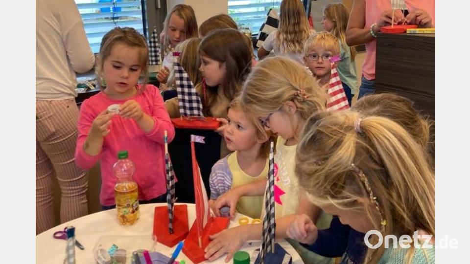 Vom miesen Wetter lassen sich die Kinder und das Team der Gemeindebücherei Schirmitz nicht die Laune verhageln. Fleißig wird gebastelt und gespielt. Bild: Christa Schläger/exb