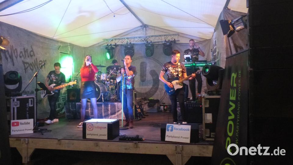 Die Partyband &quot;POWER&quot; heizt den Besuchern ein Bild: hme