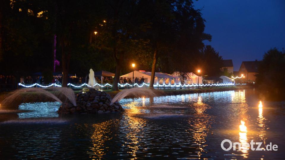 Eine Lichterkette entlang des Stadtweihers, dazu Fackeln auf der Wasserfläche, boten den Besuchern ein einmaliges Bild. Bild: bey