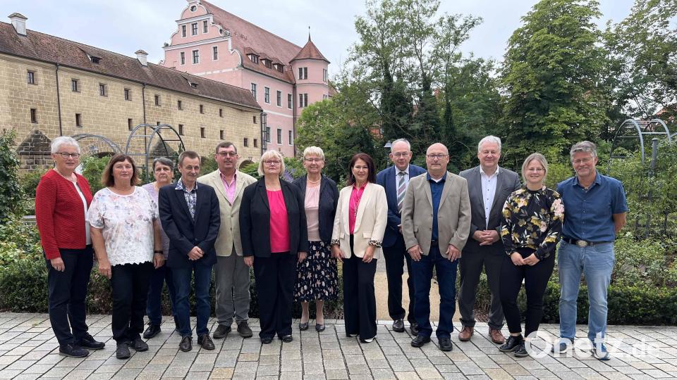 In den Ruhestand treten heuer (von links) Margit Götz, Lydia Klapper, Anita Grünwald, Richard Schlak, Gerhard Graf, Sigrid Stepan, Maria Reif, Heidi Zenger, Wolfgang Hirmer und Karl-Heinz Gebert, hier mit Landrat Richard Reisinger, Sophie Aures vom Personalamt und dem Personalratsvorsitzenden Erich Findl. Bild: Christine Hollederer