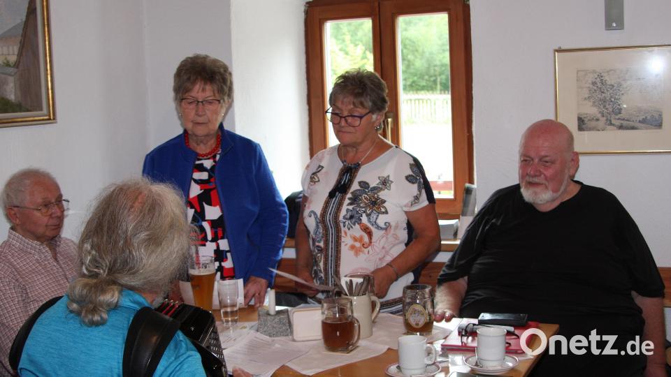 Nach der Gesangseinlage der &quot;Drei Waldsassener&quot;, Walter Pilsak (vorne), Marianne Helm und Carmen Pilsak (von links), war Autor und &quot;Grenzlandschreiber&quot;-Chef Hans Lauth (rechts) an der Reihe. Bild: wro
