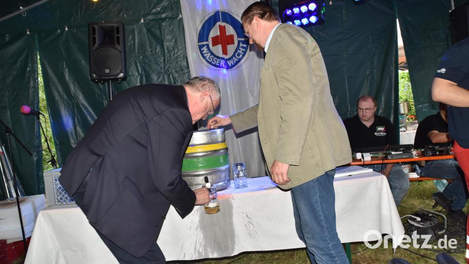 Bürgermeister Lothar Höher und Zweiter Bürgermeister Holger Bannert (Flossenbürg) zapfen das Fass mit dem Festbier an. Bild: hcz