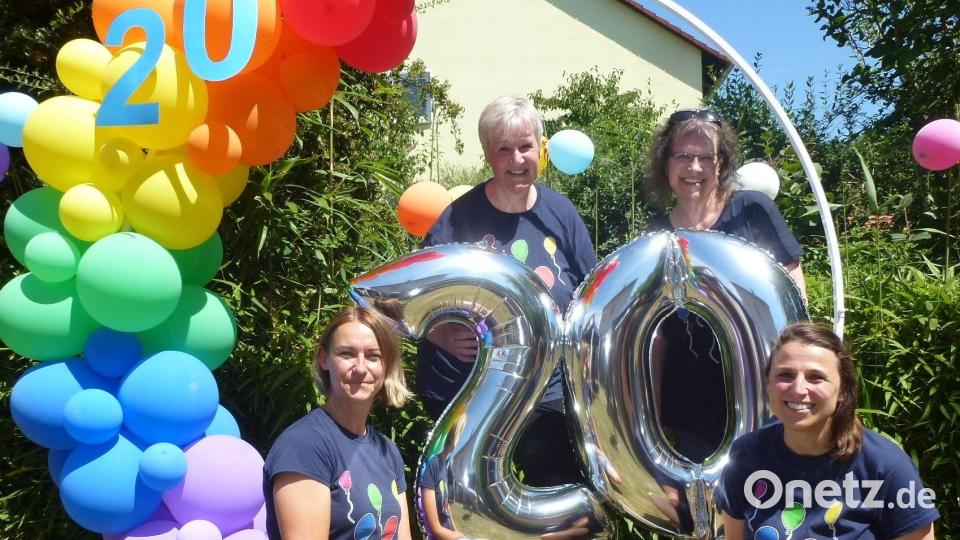 Stolz blickt das Team der privaten Montessori-Kita, die Diplom-Montessori-Erzieherinnen Thea Luber-Schlegl und Simone Dietrich (oben von links) und die Kinderpflegerinnen Petra Pilhofer und Jasmin Schramm (unten von links) auf 20 erfolgreiche Jahre zurück. Bild: cog