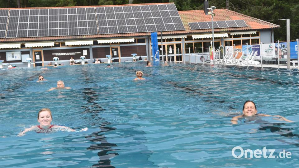 Beim 7,7-Stunden-Schwimmen der Wasserwacht-Ortsgruppe Weiden-Flossenbürg im Schätzlerbad ziehen die Teilnehmer und Teilnehmerinnen für den guten Zweck ihre Bahnen. Bild: hcz