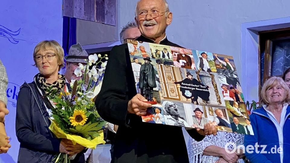 Reinhold Escherl sagt leise Servus bei der Freudenberger Bauernbühne. Links seine Ehefrau Regine. Bild: gri