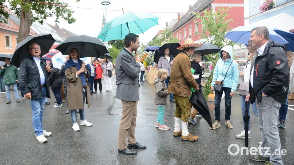 Bürgermeister Rainer Reiwitzer und Zweite Bürgermeisterin Andrea Lang freuen sich über den Besuch von Altbürgermeister Karl Wratscho und Ehefrau Traude aus der Partnerstadt Gamlitz sowie von Landtagsabgeordnetem Stephan Oetzinger. Bild: bey
