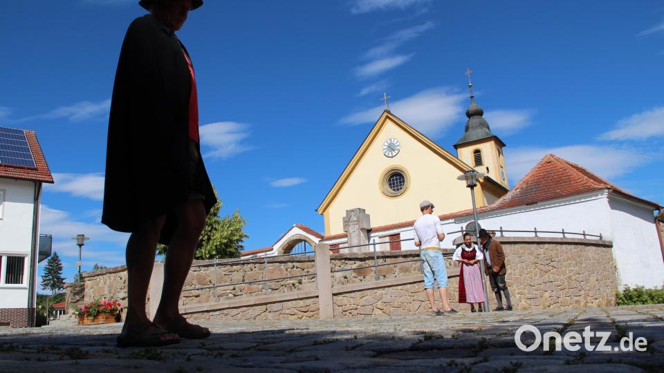 Reinhold Escherl bei den Proben zum Brandner Kaspar 2018 vor der Wutschdorfer Kirche. Archivbild: gri