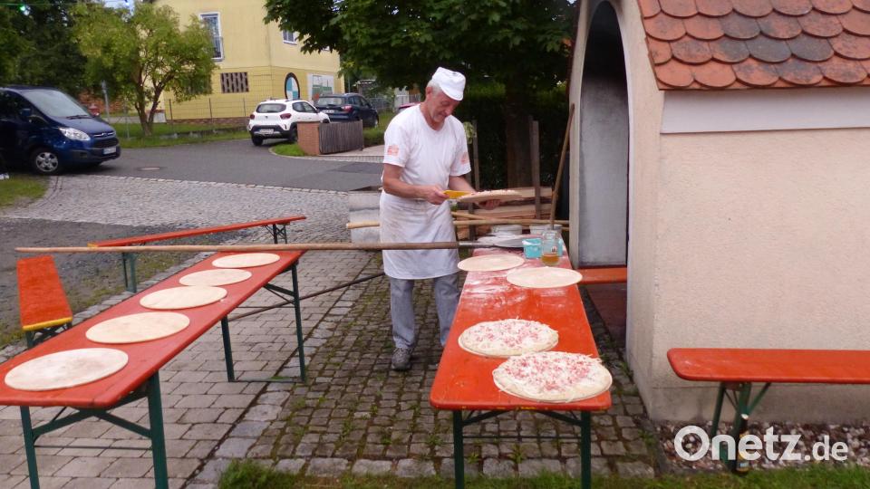 Viel zu tun hat der Bäcker: Brot und Zwiebelkuchen finden reißenden Absatz. Bild: hme