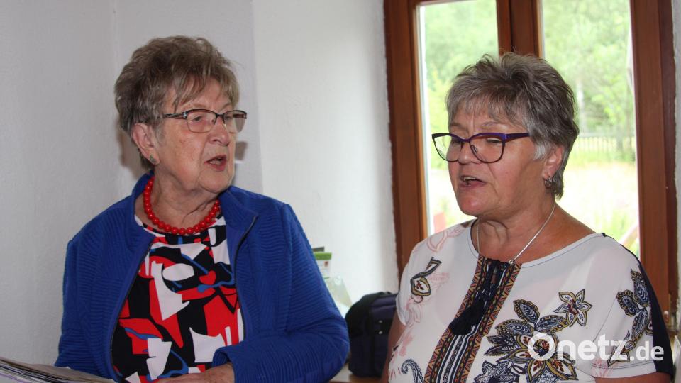 Die Pausen füllte das Gesangsduo aus Waldsassen, Marianne Helm und Carmen Pilsak (von links). Bild: wro