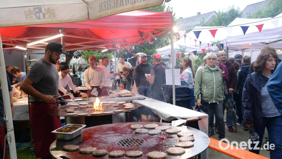 Die "Hamburger" wurden auf einem riesigen Backblech vorbereitet. Bild: bey