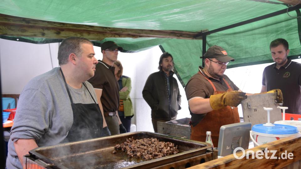 Zusammen mit einem "Waidmanns Heil" zu einem Wildgericht gabs Bier aus dem Nachbarland. Bild: bey