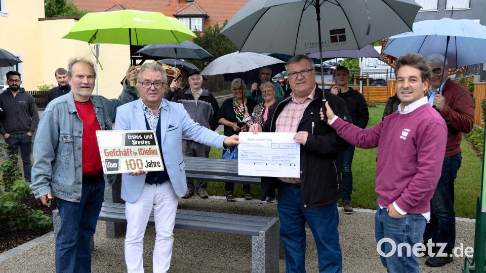 Die Beschaffung der Sitzgruppe mit Tisch ermöglichten auch Privatspenden in Höhe von 1031 Euro. Übergeben wurde das Geld von Initiator Werner Robl (Zweiter von rechts) an Bürgermeister Toni Dutz (Zweiter von links) und Zweiten Bürgermeister Michael Dutz (rechts). Als &quot;Schirmherr&quot; - wegen des Regens - fungierte Karl Georg Haubelt (links). Bild: rw