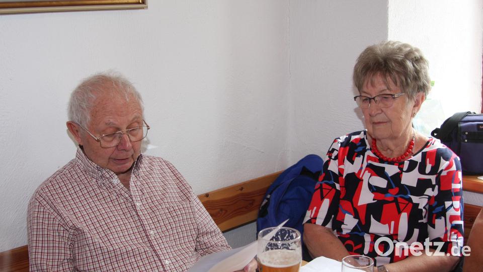 Hans Spörrer (hier neben Marianne Helm) war früher einmal Postbote in Pullenreuth. Gerne betätigt sich der vielseitige Mann auch schriftstellerisch. Sein Beitrag beleuchtete eine moderne Form des Beichtens per Computerformular. Bild: wro