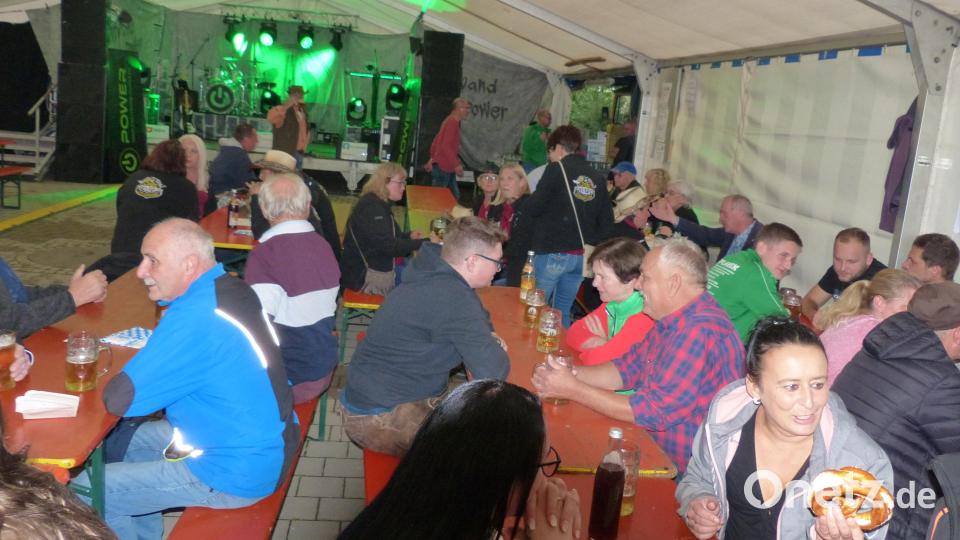 Sehr gut besetzt ist das Festzelt beim Dorffest in Neudorf bei Luhe. Bild: hme