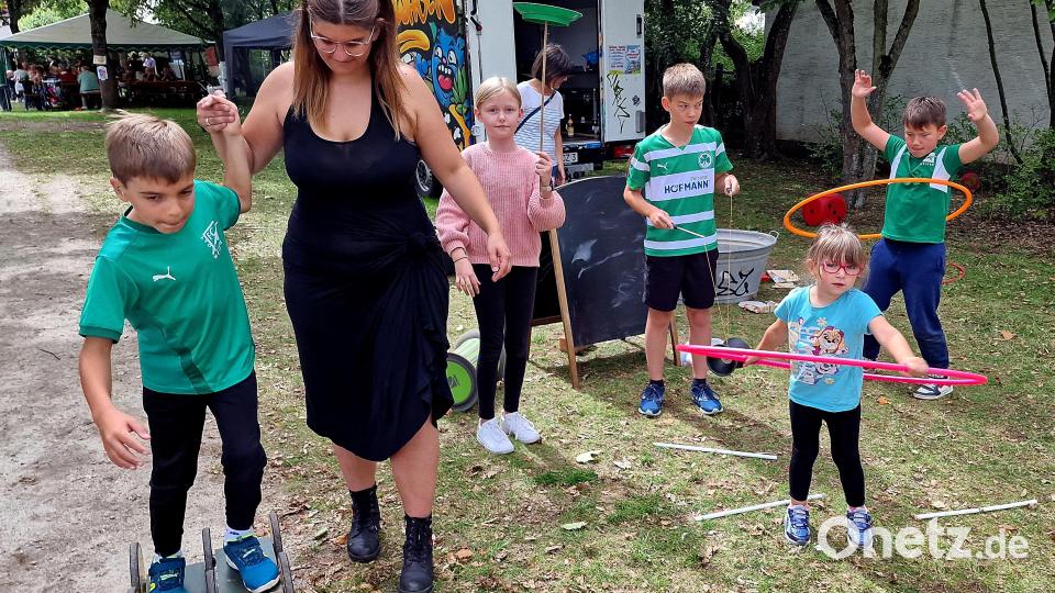 Der Spielwagen des Stadtjugendrings bringt viel Abwechslung zum Rehbühlerfest. Bild: R. Kreuzer