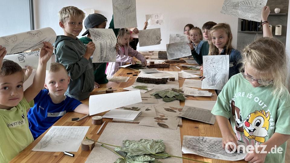 Stolz präsentierten die kleine Künstler ihre Werke. Bild: exb/Gradl