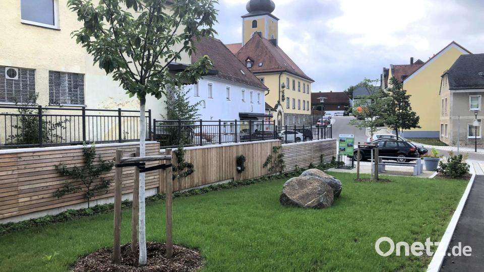 Die kleine Grünanlage (oft „Geschwister-Härtl-Anlage“ genannt) ist zu einer Zierde des Kirchplatzes und des Kreuzbergweges geworden. Bild: wro