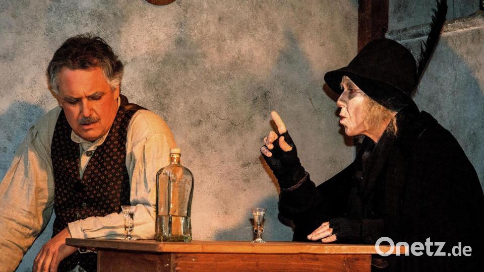 Reinhold Escherl (rechts) als Boandlkramer in der Aufführung &quot;Der Brandner Kaspar und das ewig&#039; Lebn&quot;, hier 2012 zusammen mit Benno Schißlbauer als Brandner. Archivbild: gri