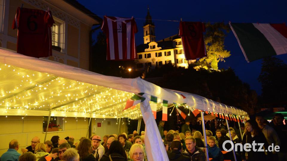 Für die Multi-Kulti-Nacht wurde die Beleuchtung der Kreuzbergkirche wieder in Betrieb genommen. Bild: bey