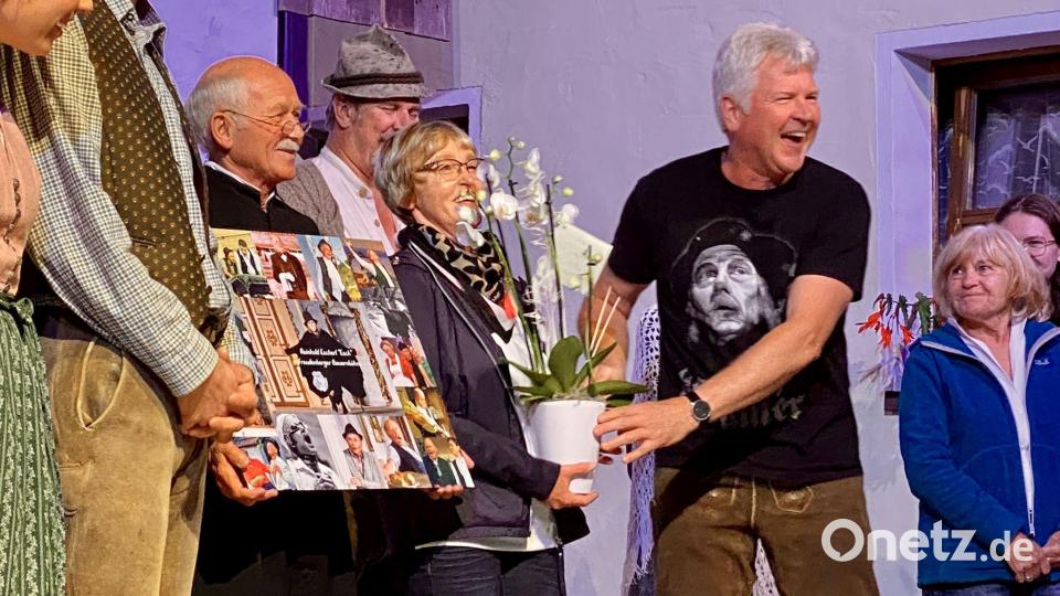 Bauernbühnen-Vorsitzender Norbert Altmann bei der Verabschiedung Reinhold Escherls. Bild: gri