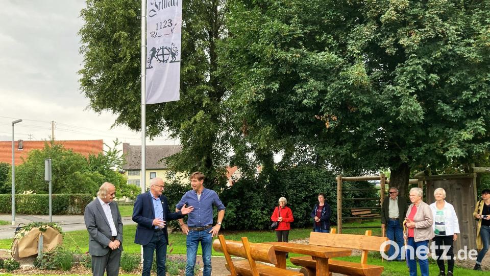 Der neue Sitzbereich und die Fahne waren eine Idee des Irlbacher Organisationsteam. Bürgermeister Lindner (2.v.l) war gern bereit die Finanzierung zu übernehmen. Bild: tat