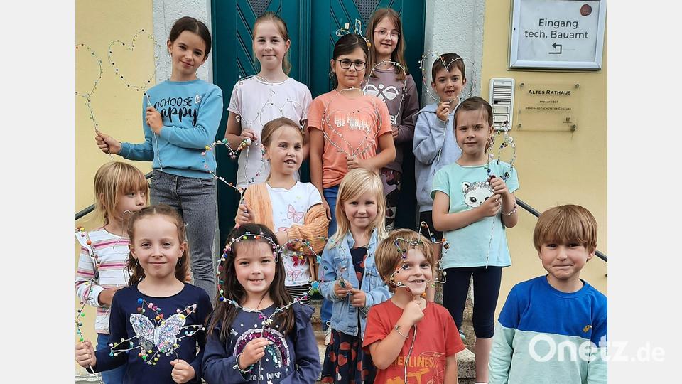 Die Kinder präsentierten ihr Gartenstecker. Bild: Doris Deubzer/exb