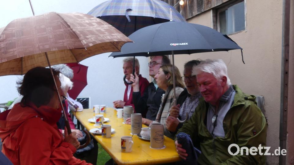 Nur für sehr kurze Zeit mussten Regenschirme Schutz bieten. Bild: rn