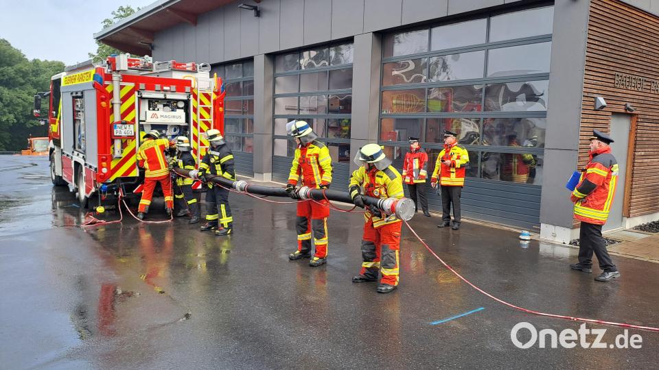 Die Feuerwehr Parkstein absolviert die Leistungsprüfung &quot;Gruppe im Löscheinsatz&quot;. Bild: Stefan Bäumler/exb
