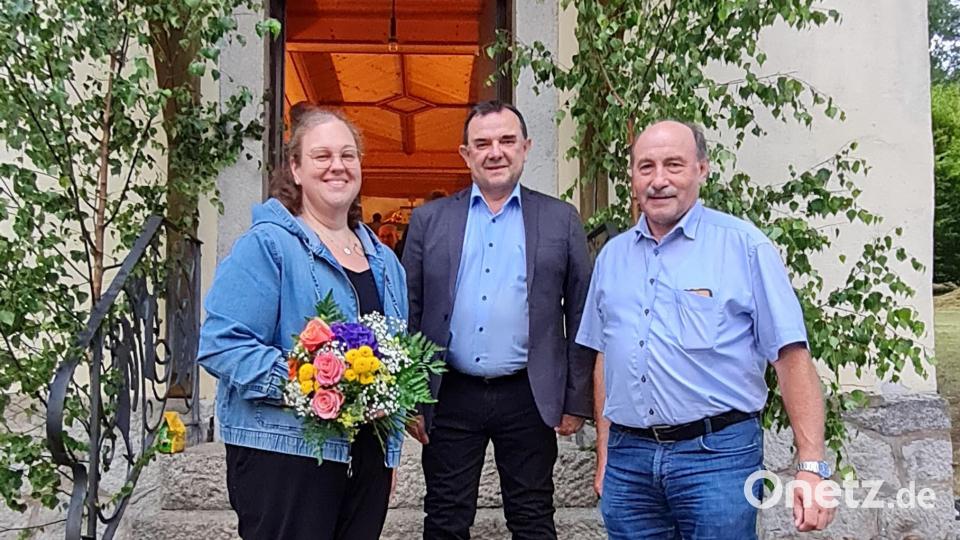 Stadtrat Engelbert Träger und Stadtpfarrer Konrad Amschl bedankten sich bei Bettina Mildner (von rechts) für die gesangliche Umrahmung des Gottesdienstes. Bild: Andrea Träger/exb