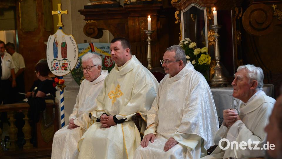Im Bild: (von links) Monsignore Karl Wuchterl, Pfarrer Majkov, Hauptzelebrant Prior Boldy und Prälat Helmut Wanka. Bild: Reinhard Legat/exb