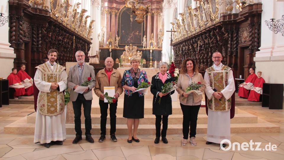 Treue Sängerinnen und Sängerinnen des Basilikachores sind im Anschluss an den Gottesdienst ausgezeichnet worden. Im Bild von (links) Propst Bernhard Mayrhofer zusammen mit Hubert Thoma, Ludwig Wolf, Renate Sperber, Rita Ernstberger, Gisela Malzer und Stadtpfarrer Dr. Thomas Vogl. Bild: Monika Demmer/exb