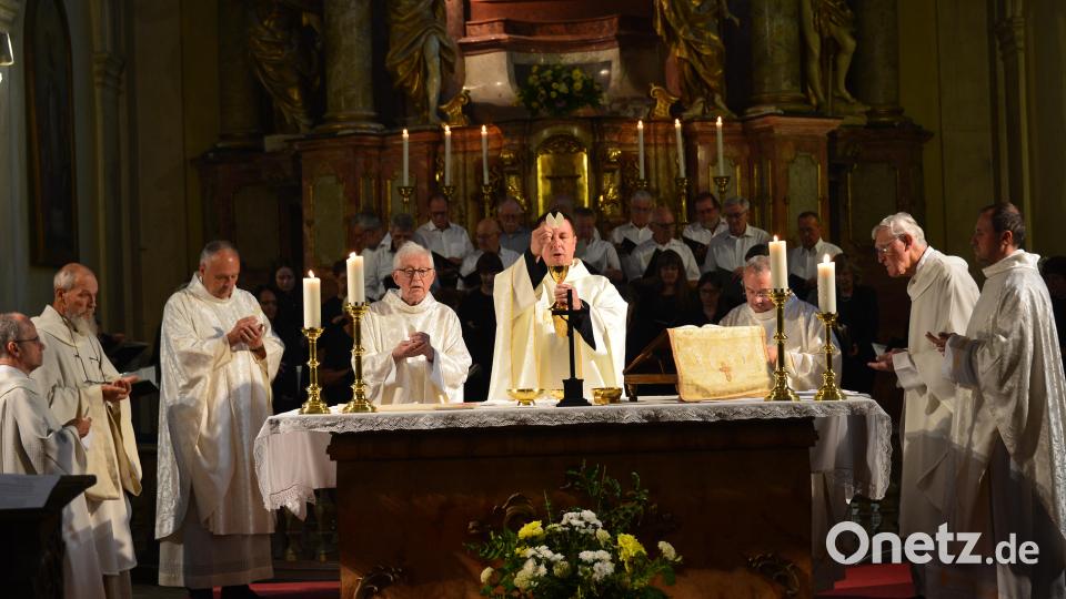 Acht Brüder des Redemptoristenordens feierten die Messe in der Barockkirche. Im Bild: (von rechts) Prediger Pater Mazko, Monsignore Karl Wuchterl, Pfarrer Majkov, Hauptzelebrant Boldy, Prälat Helmut Wanka, Monsignore Georg Flierl, Pfarrer Oehrlein, Pfarrvikar Armin Meierhofer. Bild: Reinhard Legat/exb