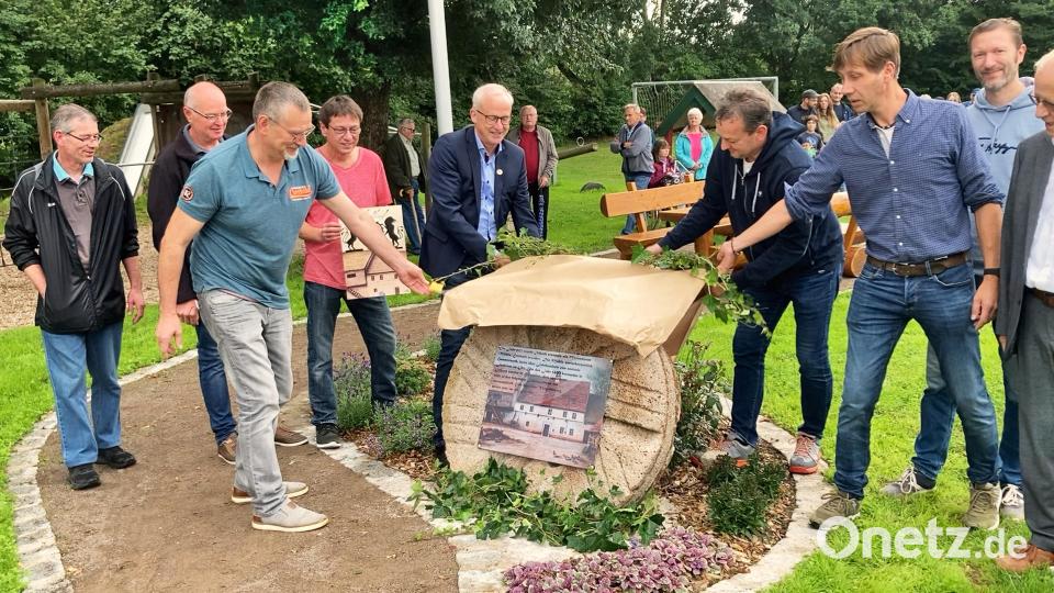 Feierlich enthüllt Hahnbachs Bürgermeister Bernhard Lindner (Mitte) gemeinsam mit Mitgliedern des Organisationsteams den Mühlgedenkstein auf dem neu gestalteten Spielplatzgeländes in Irlbach. Bild: tat