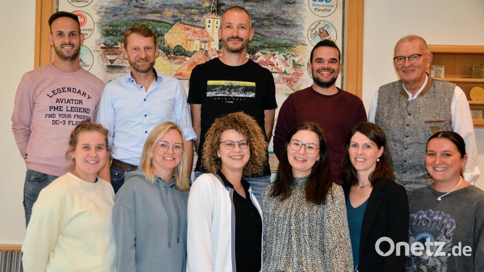 Die ausgeschiedenen und die aktuellen Vorstandmitglieder des Theatervereins Ehenfeld (vorn, von links): Corinna Falk, Marina Basler, Meike Birner, Vorsitzende Bettina Kummer, Simone Falk-Biller und Eva Birner-Flor; hinten (von links): Marco Meier, Christian Gnan, Stefan Kummer, Thomas Kummer und Roland Fritsch. Bild: fdl