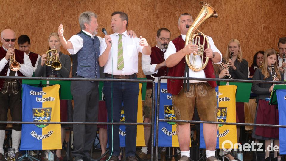 Altbürgermeister Johann Walbrunn und Bürgermeister Rainer Rewitzer verabschieden mit dem &quot;Pleysteiner Marsch&quot; Altbürgermeister Karl Wratschko und dessen Ehefrau Traude und wünschen eine gute Heimfahrt nach Gamlitz. Bild: bey