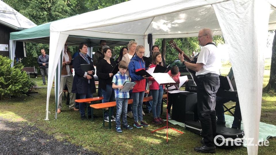 Musikalisch umrahmt wurde der Gottesdienst vom Kirchenchor unter der Leitung von Werner Fritsch (rechts).