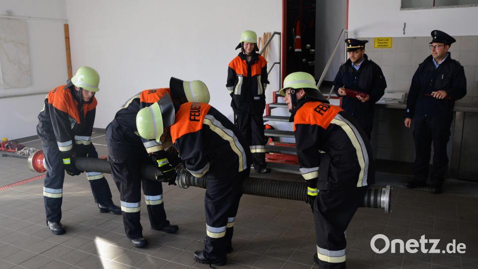 Volle Konzentration zeigen die Prüflinge von der Massenrichter Feuerwehr beim Kuppeln der Saugleitung. Bild: fdl