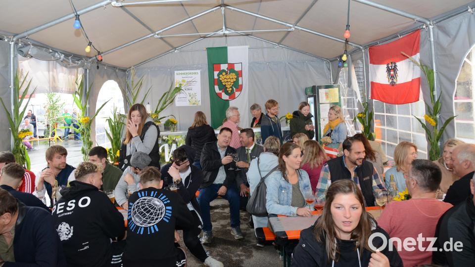 Im Weinzelt sind die Besucher vom Regen gut abgeschirmt. Das freut auch Bürgermeister Rainer Rewitzer. Bild: bey