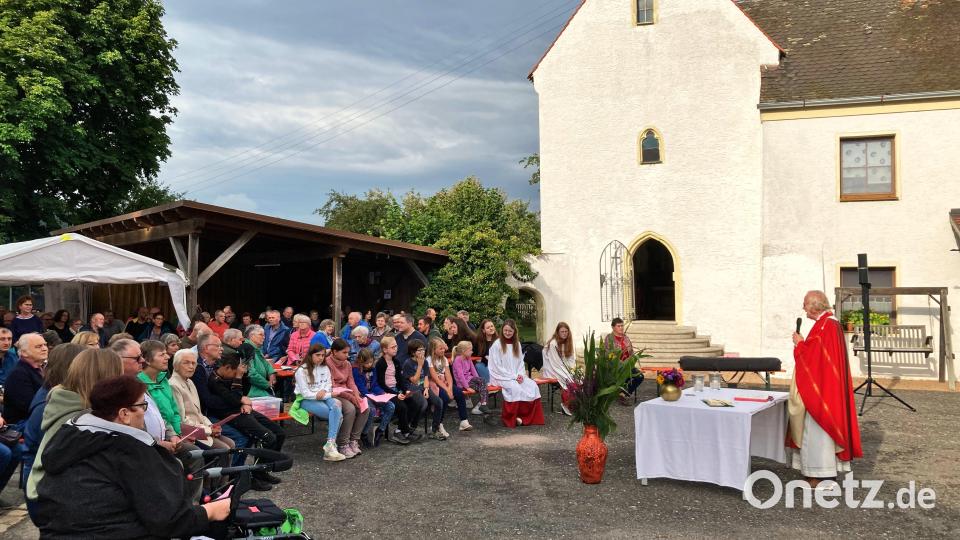 Nach der Gedenksteinenthüllung gab es einen Freiluftgottesdienst vor der Laurentius-Kapelle, zelebriert durch Altpfarrer und gebürtigen Irlbacher Hans Hertl. Bild: tat