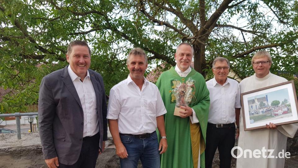 Kirchenpfleger Anton Gebert (Zweiter von links) verabschiedet Pfarrer Josef Irlbacher (Dritter von links). Mit dabei Pastoralreferent Stefan Dotzler (rechts), Pfarrgemeinderatssprecher Willi Wiedenbauer (links) und Johann Kumeth (Zweiter von rechts). Bild: ads