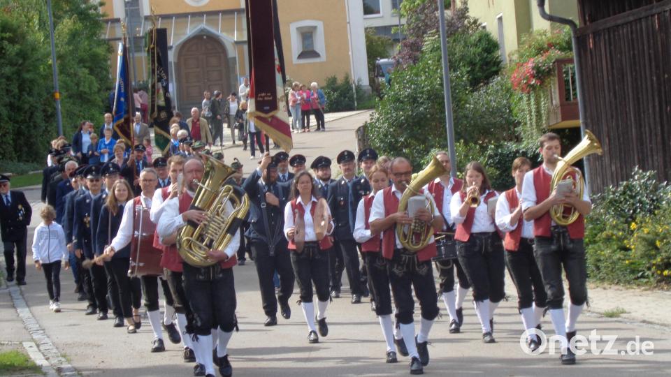 Den Festzug von der Kirche zum Gratzlbrunnen führt der Seebarner Musikverein an. Bild: amö